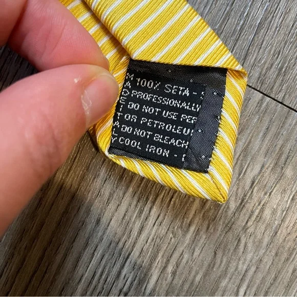 GIANNI VERSACE Vintage Medusa Head Print Yellow 100% Silk Tie - Picture 11 of 11